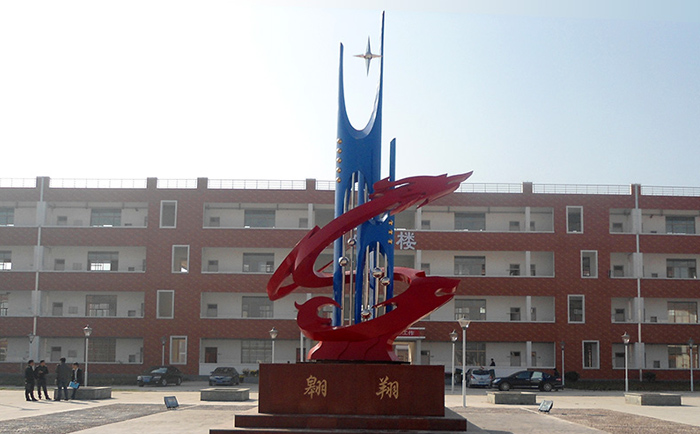 不銹鋼雕塑制作完成之后，需要對表面進行打磨噴漆，這樣才可以獲得想要的表面效果，不銹鋼雕塑打磨噴漆有一些注意事項，下面給大家介紹一下。